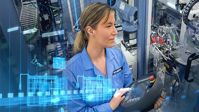 Un ingeniero utiliza software de gemelo digital para inspeccionar una máquina industrial en funcionamiento.