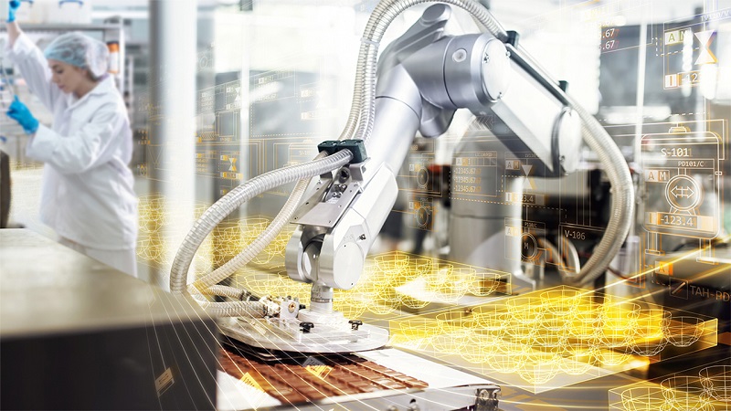 La imagen muestra una máquina de fabricación en un entorno digital que está fabricando diseños de productos elaborados