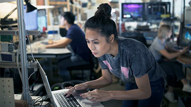 Ingénieur travaillant sur une plateforme low-code 