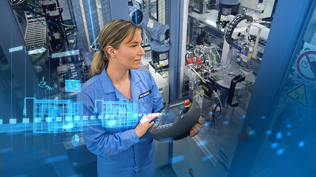Technik konstrukcji maszyn korzysta z technologii cyfrowego bliźniaka na potrzeby wirtualnych testów akceptacyjnych
