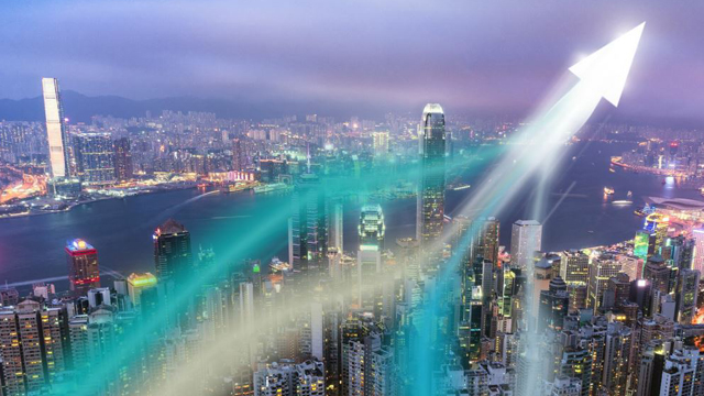 黎明时分，四种光束在香港九龙半岛的天空中汇成一线