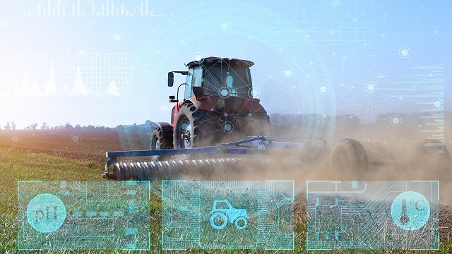 现代农场设备，联合收割机和拖拉机一起在麦田收割。
